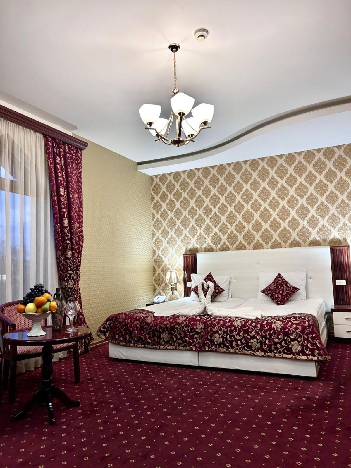 Armenian Royal Palace Erévan Extérieur photo