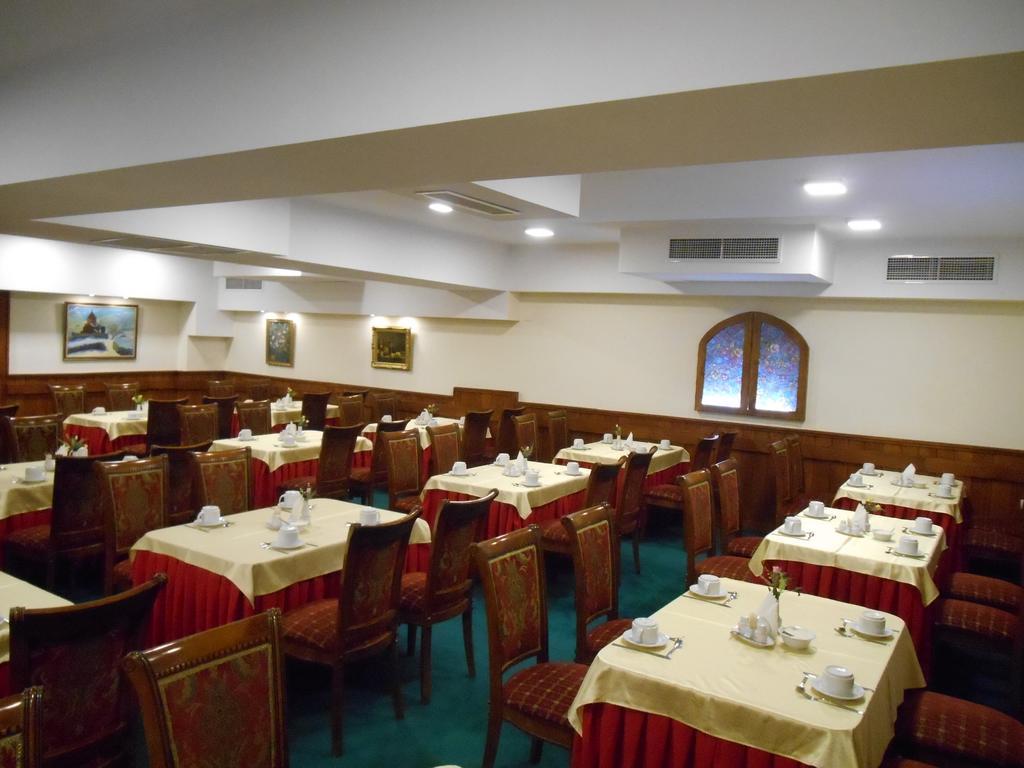 Armenian Royal Palace Erévan Extérieur photo